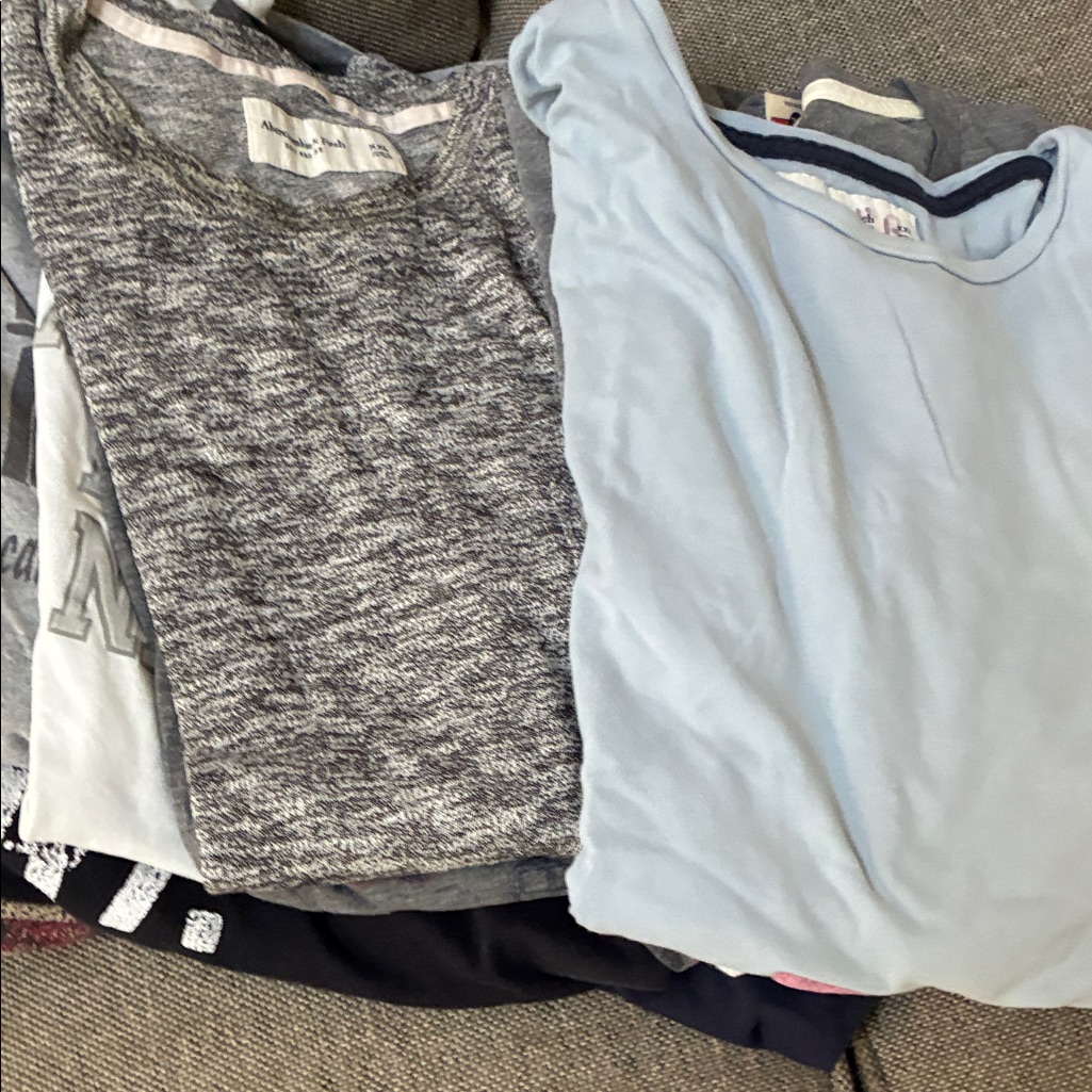 Men’s 24 Assorted Size Xxl Tee Shirts. 3 Are Long Sleeves